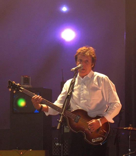 2007 年保羅·麥卡尼在倫敦 Roundhouse 演出,手上是他另一把 Höfner 小提琴貝斯。