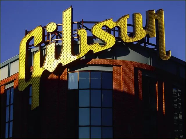 Gibson 在美國田納西州曼非斯的吉他工廠招牌（2013 年攝）。Gibson 在查扣案中強調，正牌 Gibson 吉他只在美國製造。