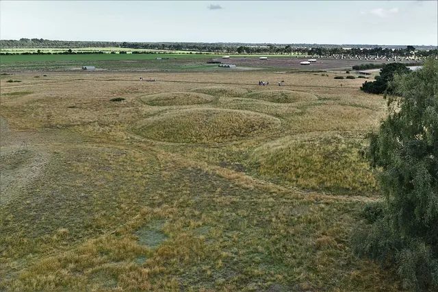 英國薩福克郡薩頓胡的王家墓地,前景的土丘就是 1939 年挖出船葬和里拉琴碎片的那座大墓。