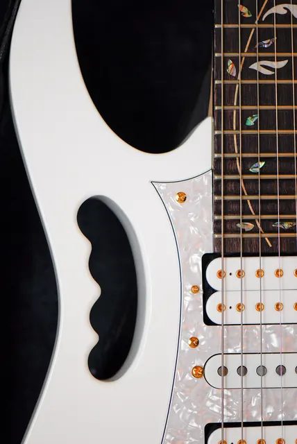 Ibanez JEM7V 簽名琴;范把 Strat 與 Les Paul 各自不夠的地方列出來,才一項項做進自己的琴裡