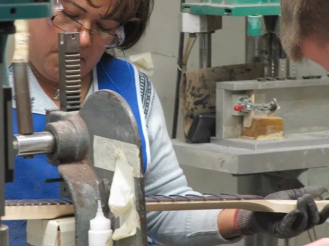 美國加州 Fender 工廠參觀行程中，師傅正在把指板裝上琴頸