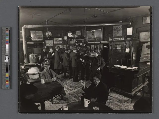 1930 年代攝影家貝倫尼斯·阿博特拍的紐約麥索利老酒館,凱利的吉他就用過這間酒館的老木料。