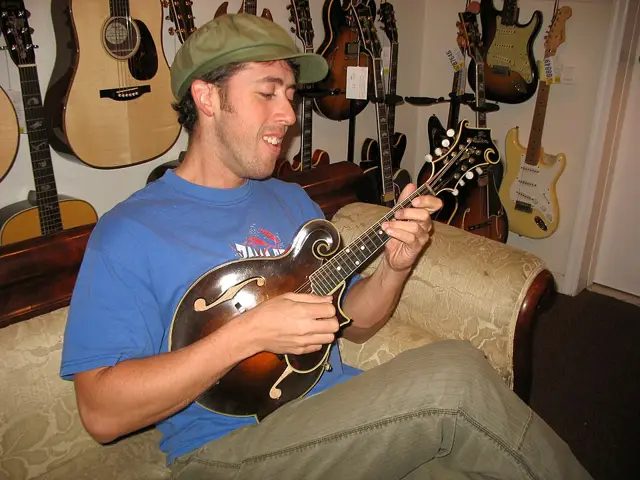 一把 1924 年、有洛伊德·洛爾(Lloyd Loar)簽名標籤的 Gibson F-5 曼陀林(序號 75846)