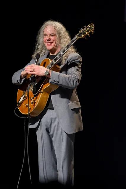 2011 年 3 月,塔克·安德瑞斯在瑞士溫特圖爾(Winterthur)的 In Guitar 吉他節演出,手上是他的 Gibson L-5。
