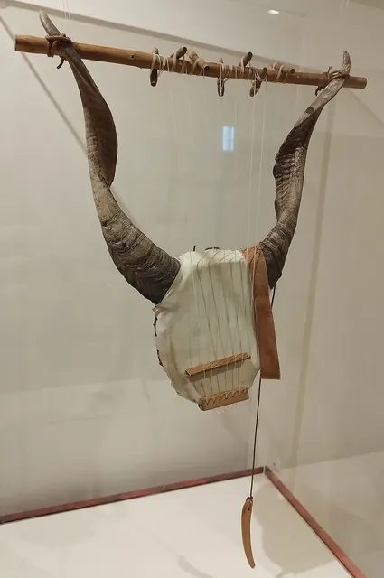 雅典科薩納斯古希臘科技博物館的龜殼里拉琴復原品,琴身就是一片龜殼,像荷米斯神話描述的那樣