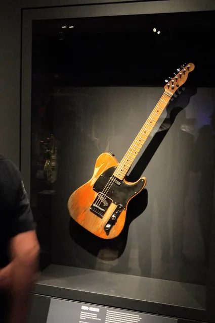 史普林斯汀那把 185 美元買來的拼裝 Esquire/Telecaster,2019 年在紐約大都會博物館「Play It Loud」展出。