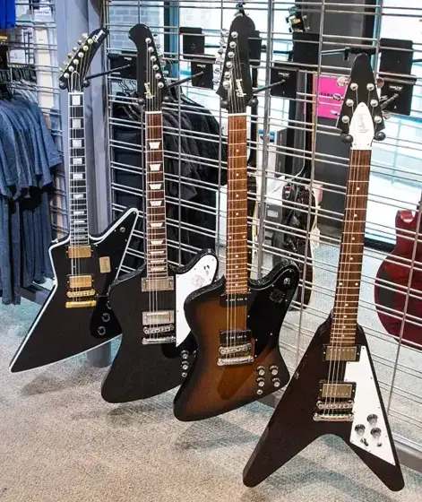 Gibson 的 Explorer、Firebird 與 Flying V,造型商標官司的主角(2018 年攝於曼菲斯)。