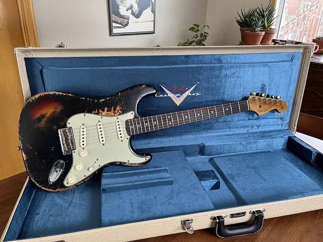 Fender Custom Shop 時光機系列的 1963 年款 Stratocaster,黑漆下透出漸層漆,是做舊程度很重的版本。