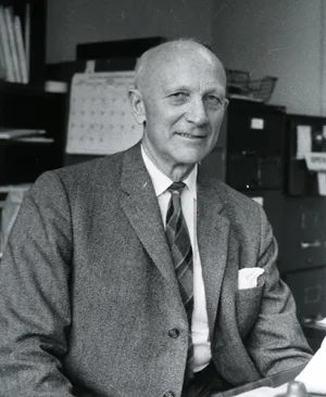 1958 年的神經外科醫師懷爾德·潘菲爾德,他讓清醒開腦、邊刺激邊問病人的做法成為經典。