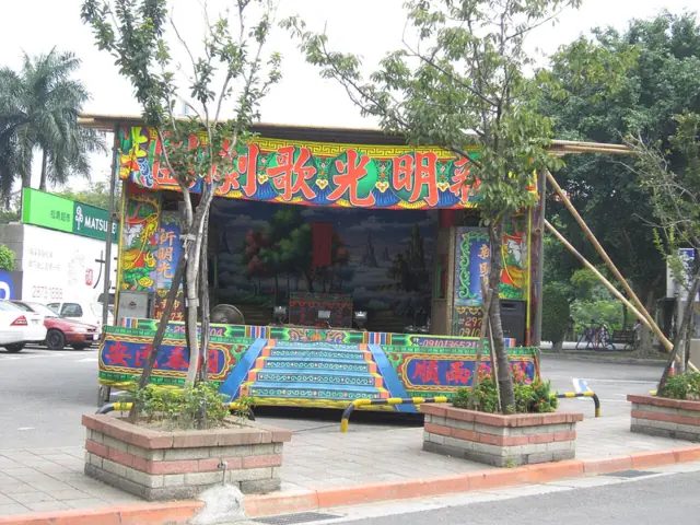 台北天母五福宮前搭起的歌仔戲野台,今天的外台戲仍常在廟會中演出