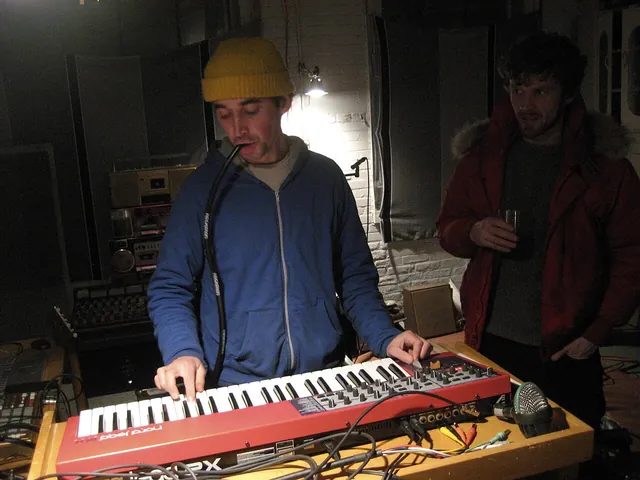 接上鍵盤合成器的 talk box,塑膠管要固定在麥克風旁邊,演奏者的嘴才能同時「說話」又被收音。