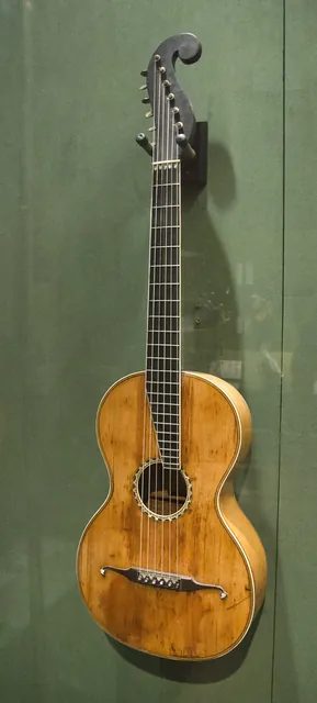 C. F. 馬丁 1834 年製作的施陶弗式吉他，在紐約大都會藝術博物館的早期美國吉他展覽中展出；文章裡那把寄不出去的 1902 年 Martin，就是這類上百年的老琴