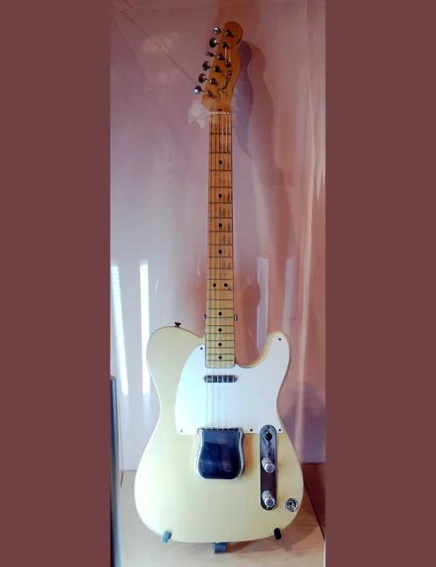 1951 年的「Nocaster」:琴頭只剩 Fender 字樣