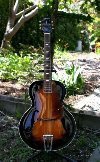1945 年紐約製的 Epiphone Blackstone 拱面吉他,Blackstone 這個型號名從 1930 年代 Masterbilt 系列一路沿用。