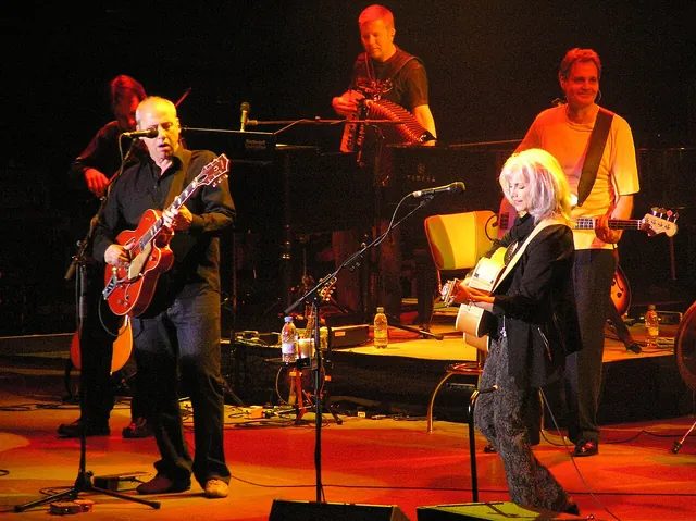 2006 年諾弗勒和歌手艾美蘿·哈里斯（Emmylou Harris）在漢堡同台；他相信樂手應該一起彈