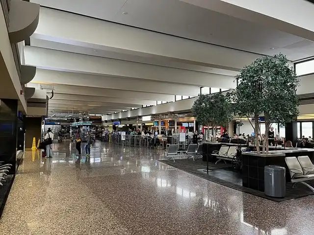 美國內布拉斯加州奧馬哈的 Eppley 機場(2025 年攝),卡羅落地後才發現吉他壞了。