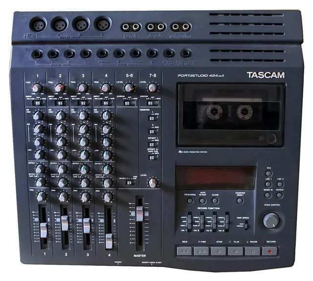 約 1996 年的 Portastudio 424 MkII;卡帶四軌機一路賣到 2000 年代初,是很多吉他手的第一台錄音器材