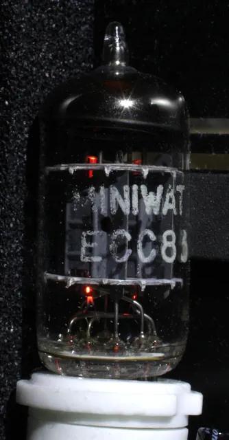 一只 ECC83(也就是 12AX7)真空管在前級裡發著光;今天大多數真空管吉他音箱的前級,用的都是這種小管子