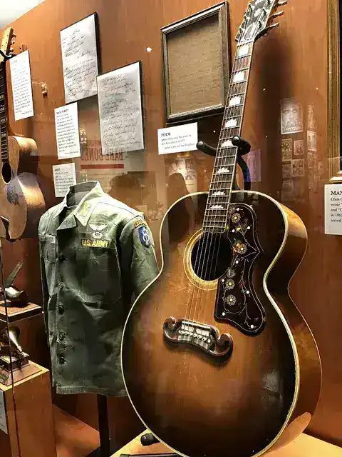 「牛仔」傑克·克萊門特在陸戰隊服役時買的 1952 年 Gibson SJ-200,鄉村音樂名人堂博物館展出。