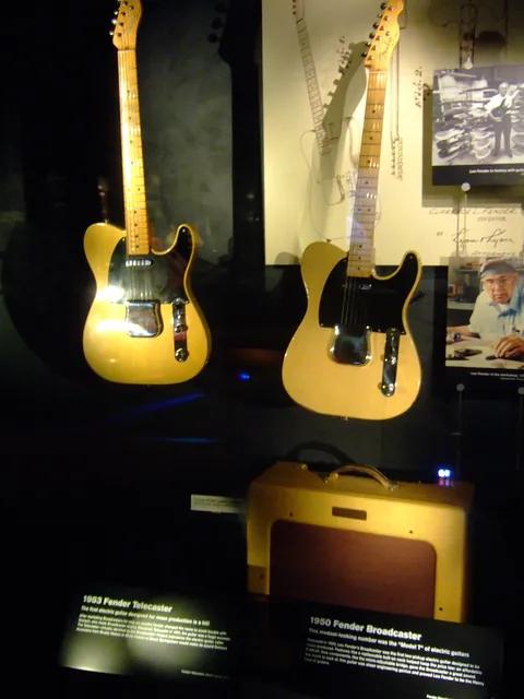西雅圖流行文化博物館展出的 1950 年 Fender Broadcaster 與 1953 年 Telecaster,同一把琴的兩個名字並排在一起。