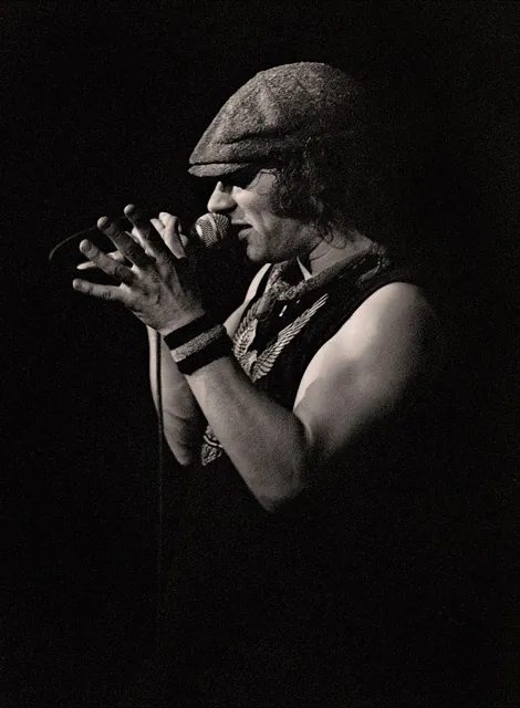 1982 年 AC/DC 主唱布萊恩·強森在曼徹斯特演出,2016 年他因聽力問題被迫停巡。