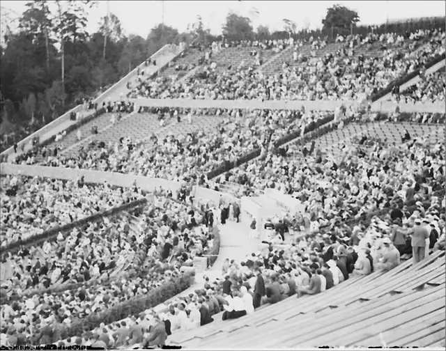 1936 年 6 月柏林奧林匹克運動場旁的露天劇場(今森林劇場)座無虛席;同年 8 月 15 日,柏林愛樂在這裡演出奧運音樂競賽的得獎作品