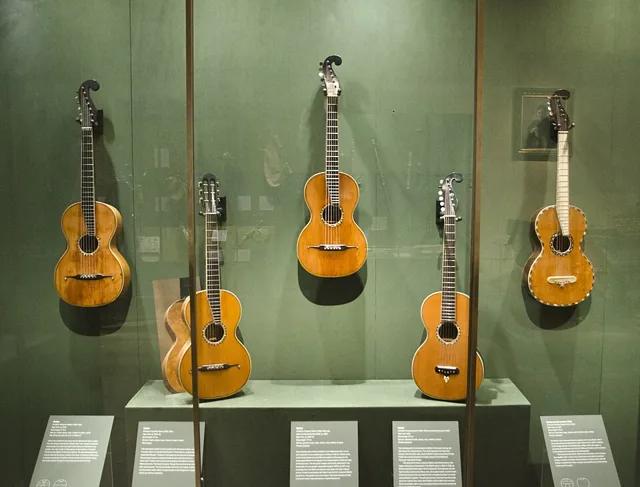 2014 年大都會「Early American Guitars」特展:C.F.馬丁 1830 年代在紐約做的史陶佛式吉他