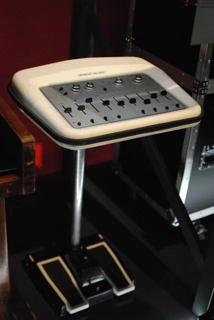 倫敦維多利亞與亞伯特博物館展出的吉爾摩 EMS Synthi Hi-Fli 效果器，曾用於《月之暗面》；他說錄獨奏時，第一次通常就是最好的一次