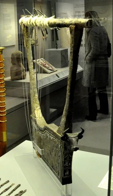 大英博物館的銀里拉琴,出自 PG 1237「大死坑」,木頭已朽,琴身外包的銀片被伍利的團隊保存下來