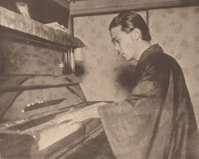作曲家山田耕筰坐在鋼琴前,刊於 1918 年《紐約論壇報》;他是江文也的作曲老師,1936 年也和學生一起在奧運管弦樂項目參賽