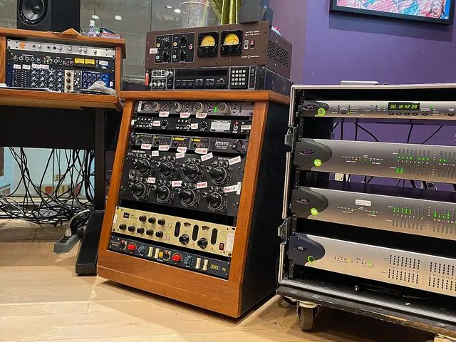 美國納許維爾黑鳥錄音室控制室裡的 Avid 與 Digidesign 介面機櫃;Pro Tools 後來成了職業錄音室的標準配備