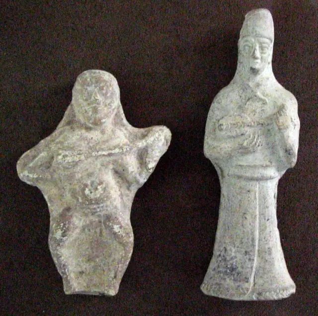 伊朗國家博物館的蘇薩陶偶,西元前二千紀前半;左邊樂師抱長脖子魯特,右邊抱短脖子的琴,長短兩種魯特同框