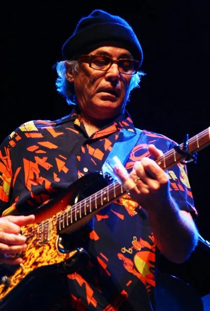 2009 年演出中的萊·庫德(Ry Cooder),他 1979 年的《Bop Till You Drop》是最早用數位錄音機錄製的流行專輯之一