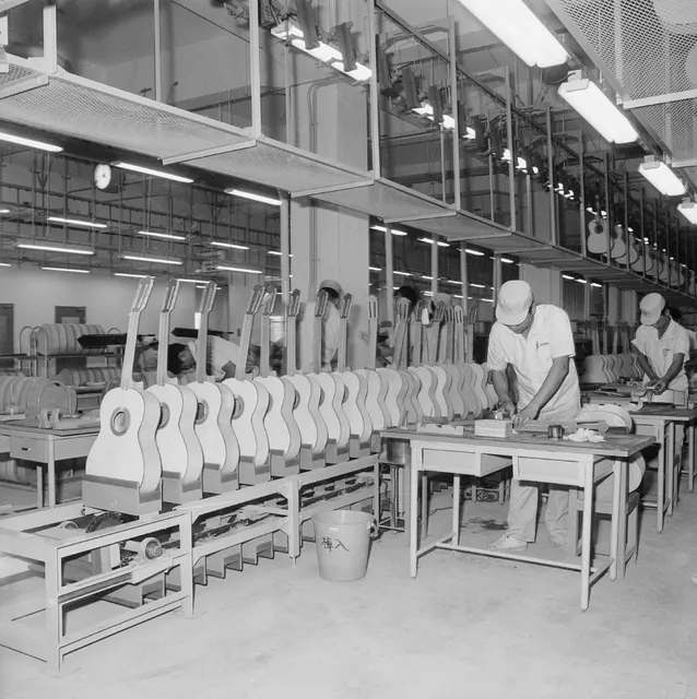 1971 年高雄楠梓加工出口區裡的山葉樂器工廠,一排排吉他立在工作台上,工人正在製作吉他;台灣替世界做吉他的年代,就是在這樣的廠房裡展開的。