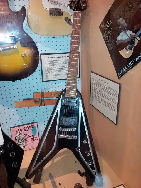 Gibson Flying V,美國加州「音樂製作博物館」展品。