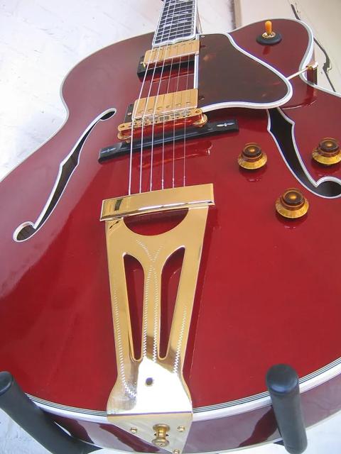 同型號示意:2002 年製的 Gibson Super 400(酒紅色),可看到大琴身與華麗的拉弦板