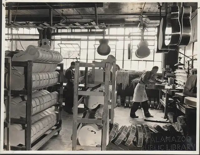 1936 年 Gibson 卡拉馬祖工廠的鑲邊部門組裝室(戰前景象)