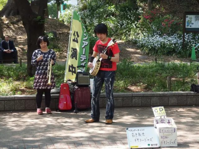 2014 年東京上野公園裡的街頭藝人；上野恩賜公園是東京「天堂藝人」的指定表演場地之一