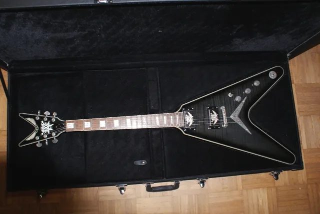 Dean V 30 週年紀念款,琴身是 V 字造型。