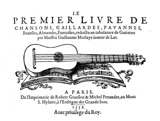 莫萊（Guillaume de Morlaye）1552 年在巴黎出版的第一冊吉他曲集書名頁，一把四組弦吉他躺在攤開的樂譜上。