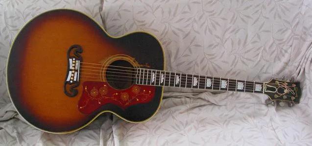 1960 年在密西根州卡拉馬祖製造的 Gibson J-200,寬大的琴身與鬍子形琴橋是它的招牌。