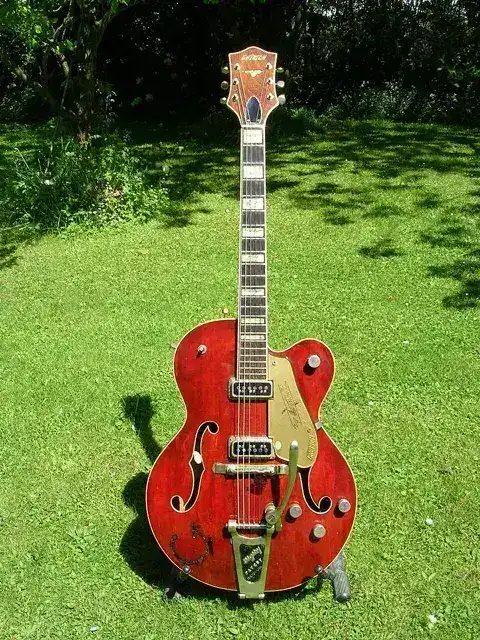 1955 年的 Gretsch 6120,琴面上有像牛隻烙印一樣的 G 字,收藏圈叫它「G-Brand」。