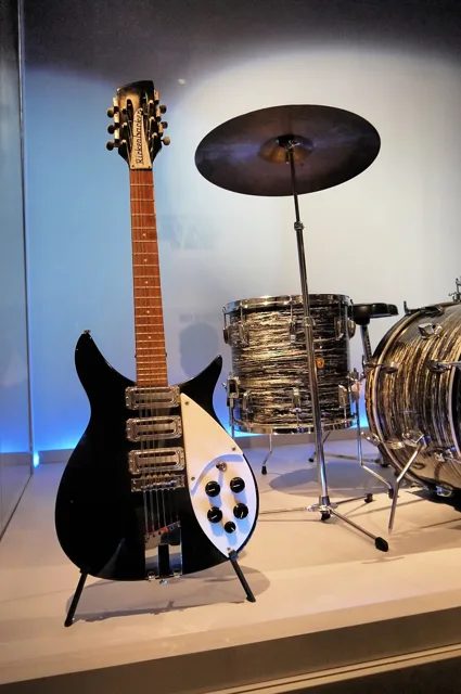 約翰·藍儂獨一無二的 1964 年 Rickenbacker 325/12(序號 DB151),2019 年在大都會藝術博物館「Play It Loud」展出。