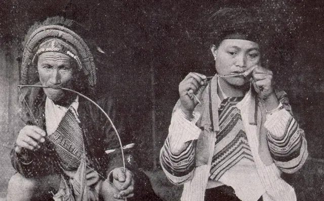 1935 年《臺灣蕃界展望》刊出的「弓琴、口琴の合奏」:左邊老人咬著弓琴撥弦,右邊的人彈口簧,兩種常被清代文獻混稱「口琴」的樂器並排出現。