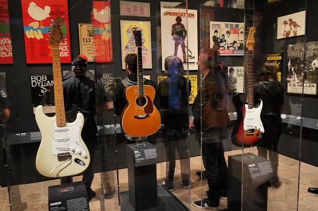 大都會博物館「Play It Loud」展：右為狄倫 1965 年新港音樂節的 Stratocaster