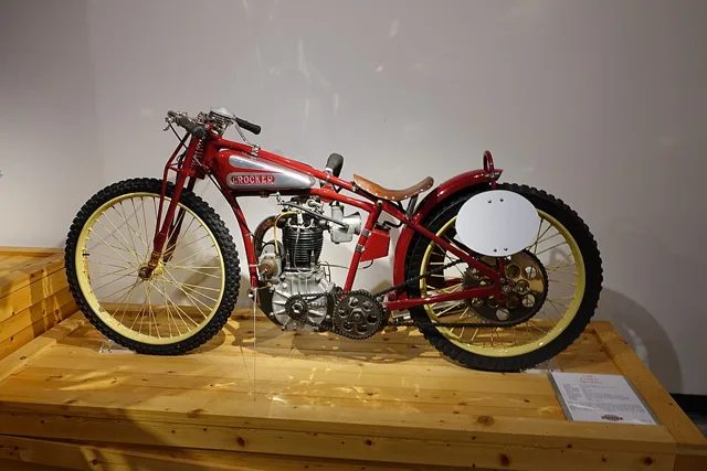 1935 年的 Crocker 賽車摩托車,比格斯比當年就在這家洛杉磯摩托車廠當工頭。