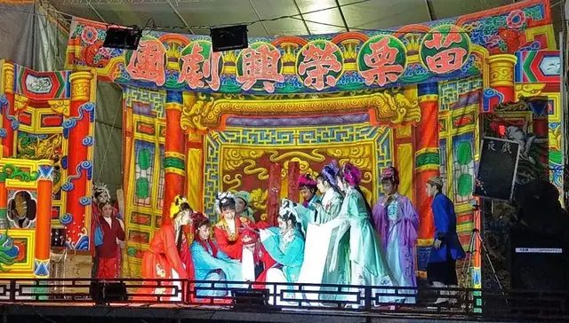 客家採茶大戲在廟會外台演出;從二旦一丑的三腳採茶戲,發展成角色眾多、講究舞台的大戲