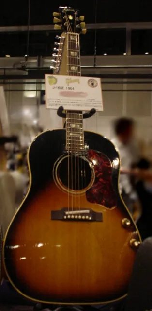 1964 年的 Gibson J-160E,就是〈I Feel Fine〉錄音時藍儂用的這種裝了拾音器的木吉他。
