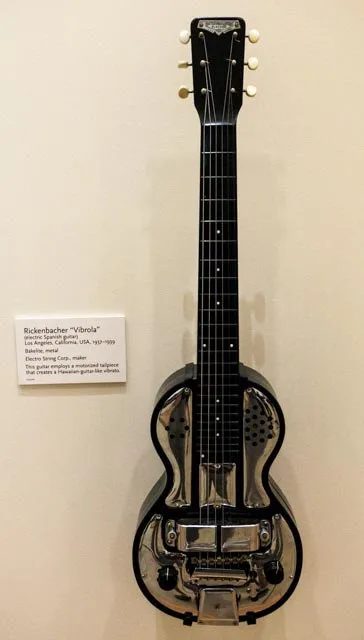 1937~1939 年 Rickenbacher 的 Vibrola 電吉他,尾端裝了馬達驅動的顫音裝置,鳳凰城樂器博物館收藏。