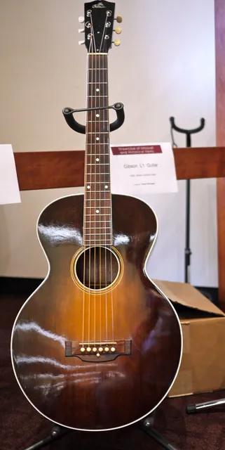 一把吉普森 L-1 平面鋼弦吉他(照片沒有標年份);吉普森在 1926 年推出 L-1 和 L-0 兩款入門平面琴。